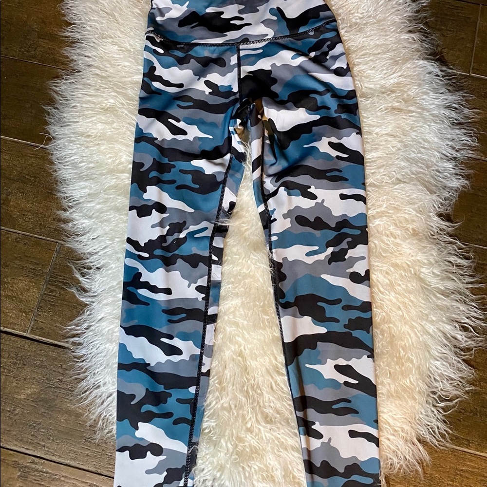 NWT Mid Waist Camouflage Leggings Medium - Picture 4 of 7